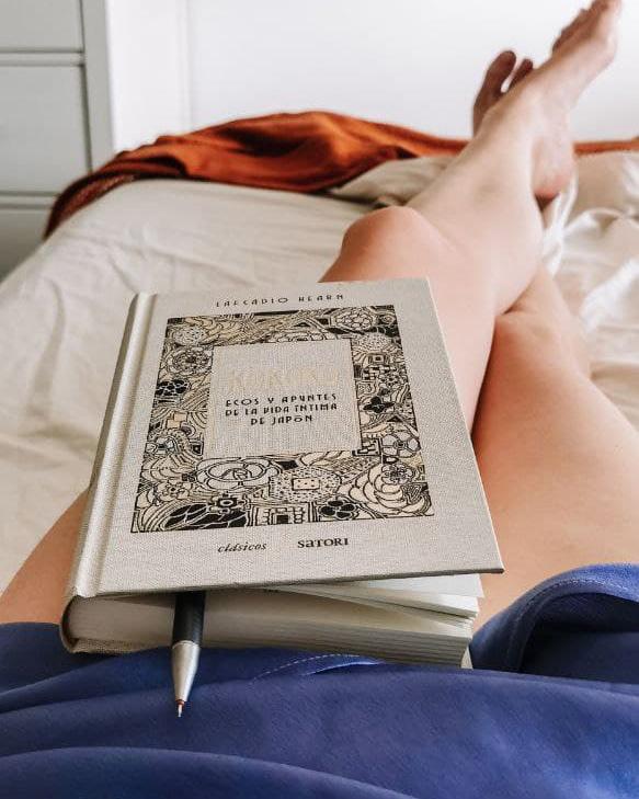 Foto leyendo Kokoro en la cama
