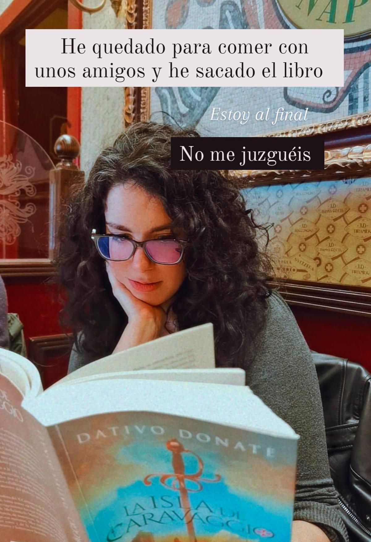 Fotografía de Momoko leyendo La isla de Caravaggio en un restaurante