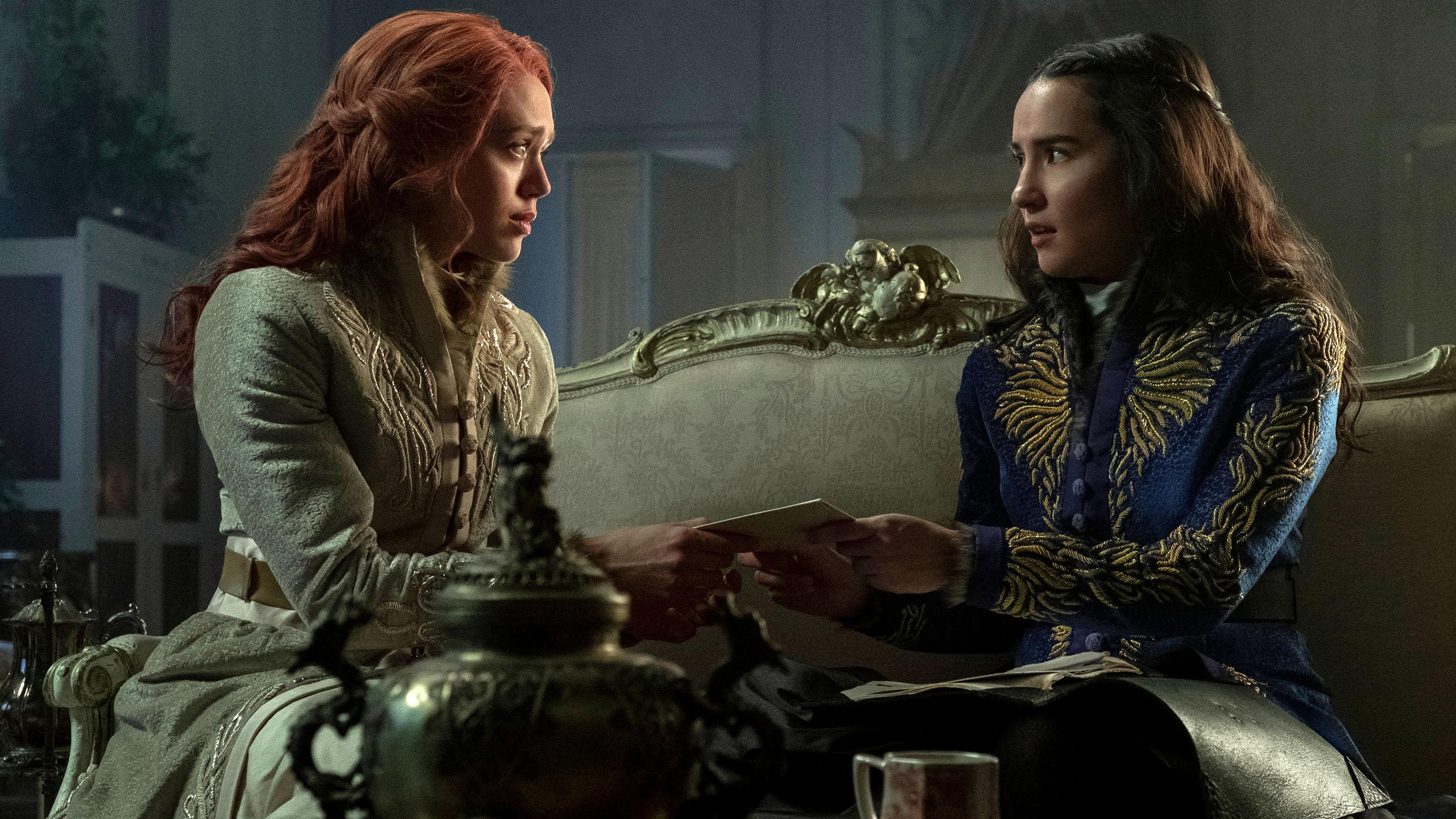 Alina y Genya en la adaptación cinematrográfica de Netflix de Sombra y hueso